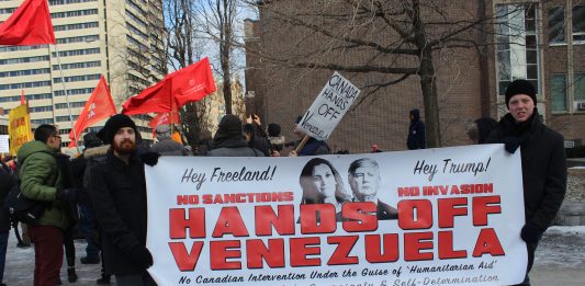 Protesters holding signs demanding the release of jailed Venezuelan opposition leaders.