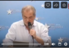 23 janvier 2022 Déclaration de Reiner Fuellmich. Man speaking into a microphone at a press event.
